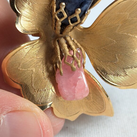 Gold tone metal leaf brooch with blue and pink stones - Picture 5 of 6